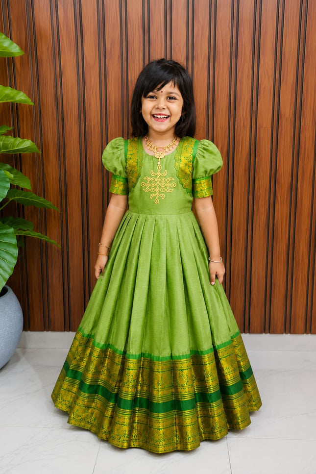 Girls vintage gown SS326