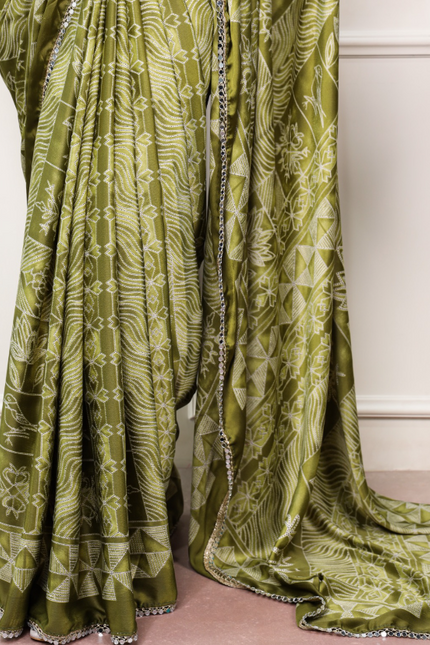 Perfect blend of tradition and festive sparkle SS505