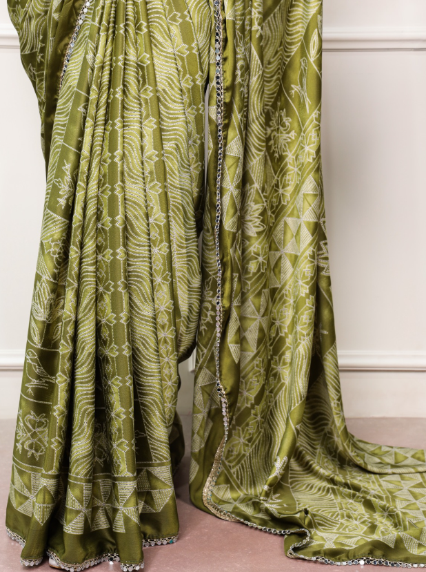 Perfect blend of tradition and festive sparkle SS505