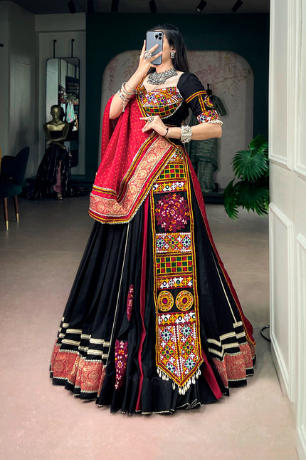 Steal every spotlight in this Navratri SS566