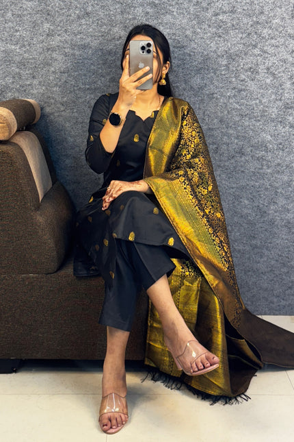 Elevate your style with this stunning Kurti set SS646
