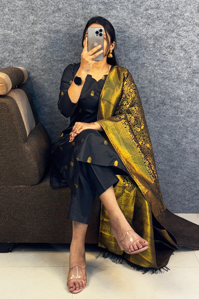 Elevate your style with this stunning Kurti set SS646