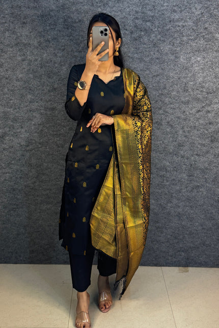 Elevate your style with this stunning Kurti set SS646