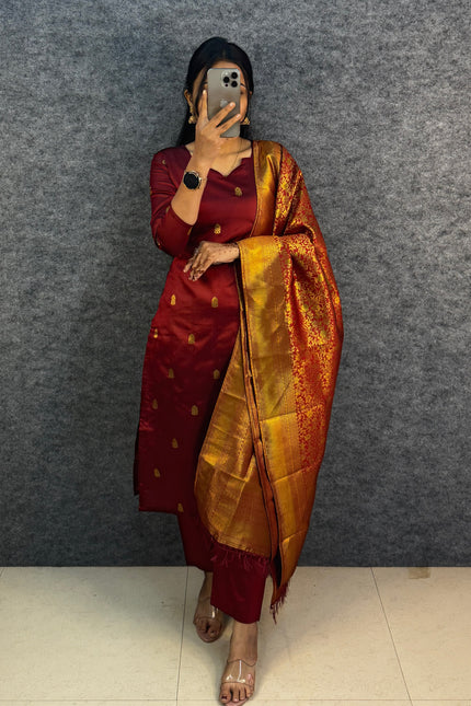 Elevate your style with this stunning Kurti set SS646