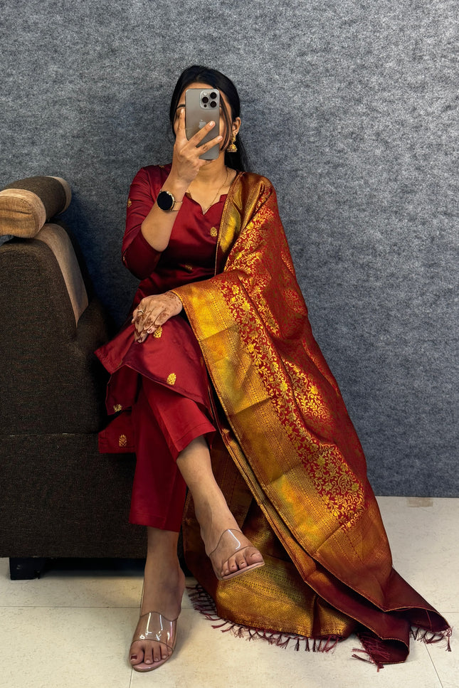 Elevate your style with this stunning Kurti set SS646