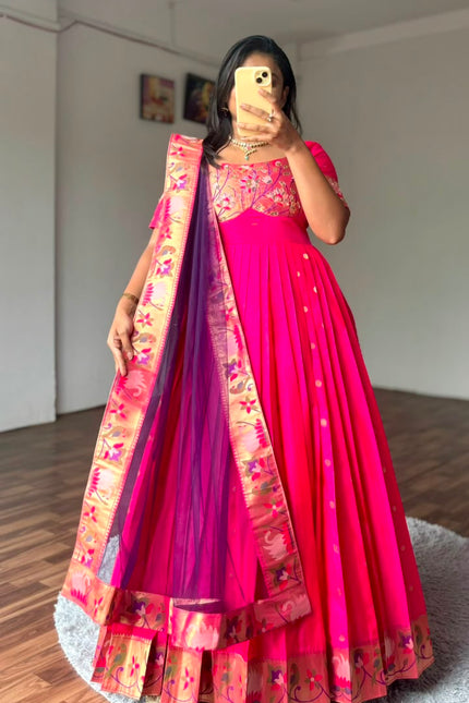 Make a graceful statement this festive season SS933