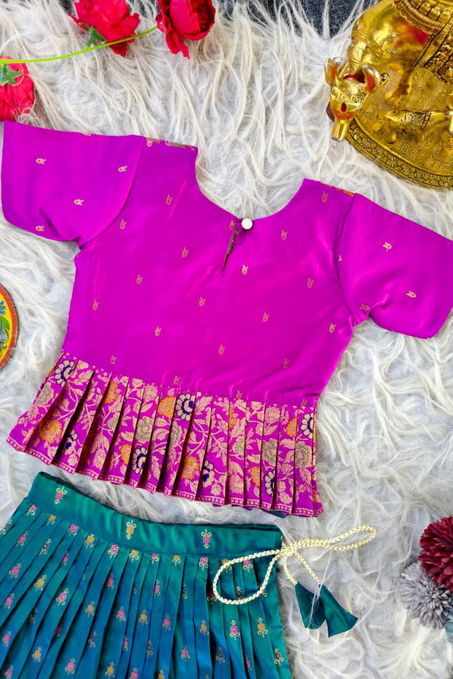 A perfect blend of charm for this diwali SS1012
