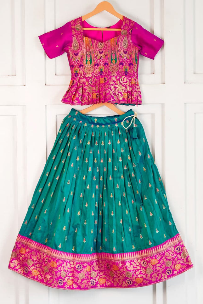 A perfect blend of charm for this diwali SS1012
