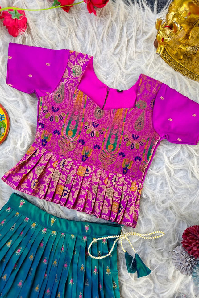 A perfect blend of charm for this diwali SS1012