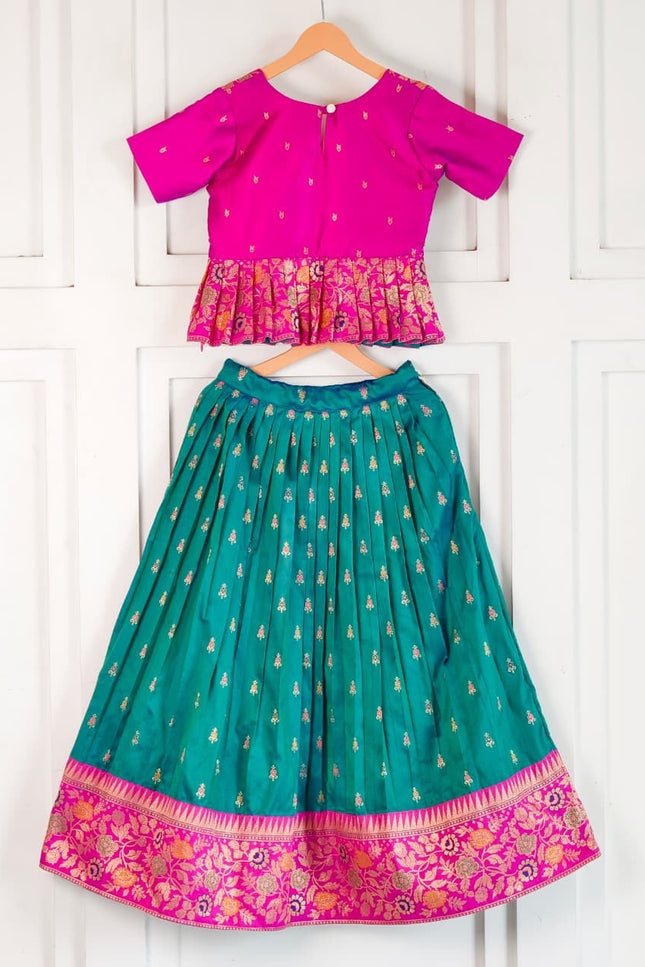 A perfect blend of charm for this diwali SS1012
